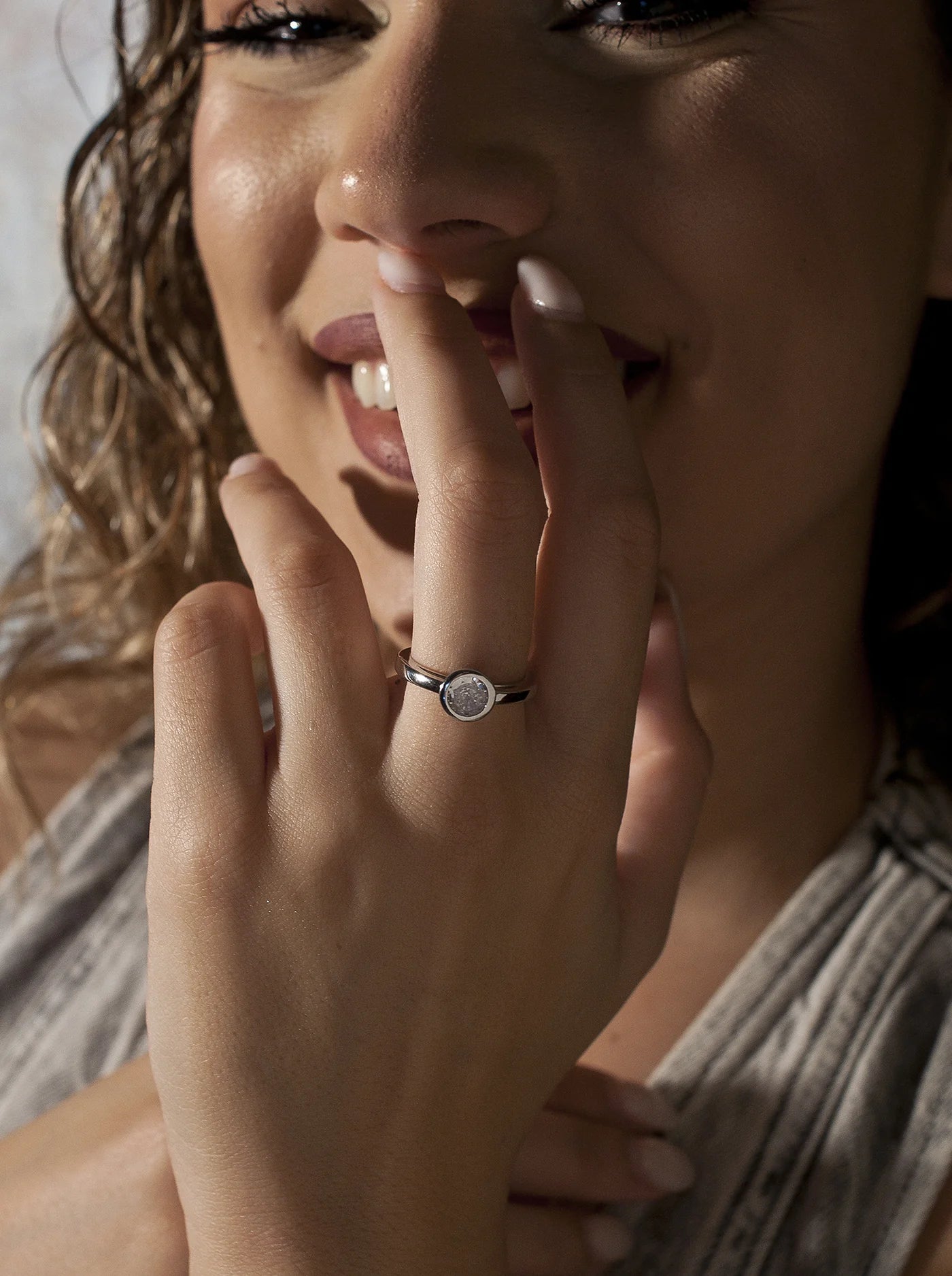 Anillo solitario diseño de círculo con contorno grueso