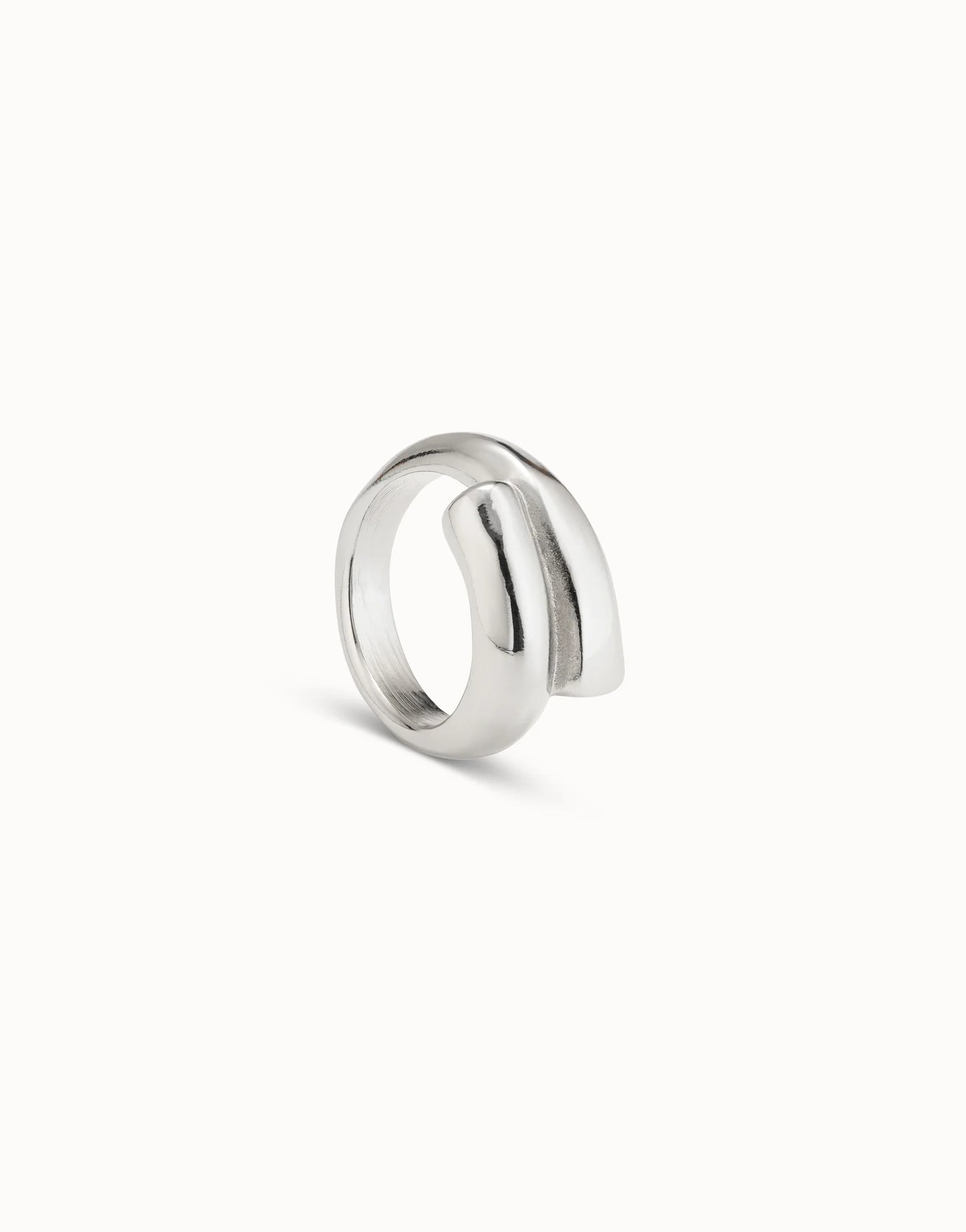 Sterling silver plated ring with a tubular shape closed in the center