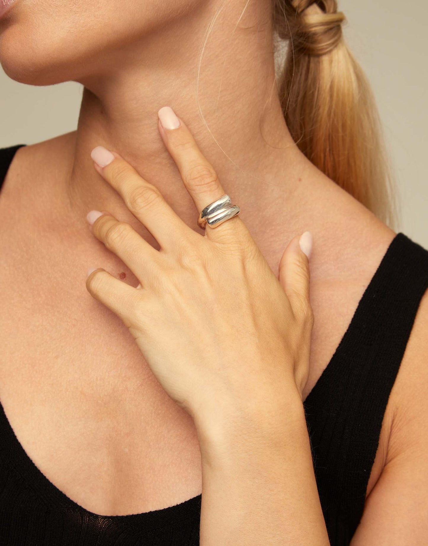 Sterling silver plated ring with a tubular shape closed in the center