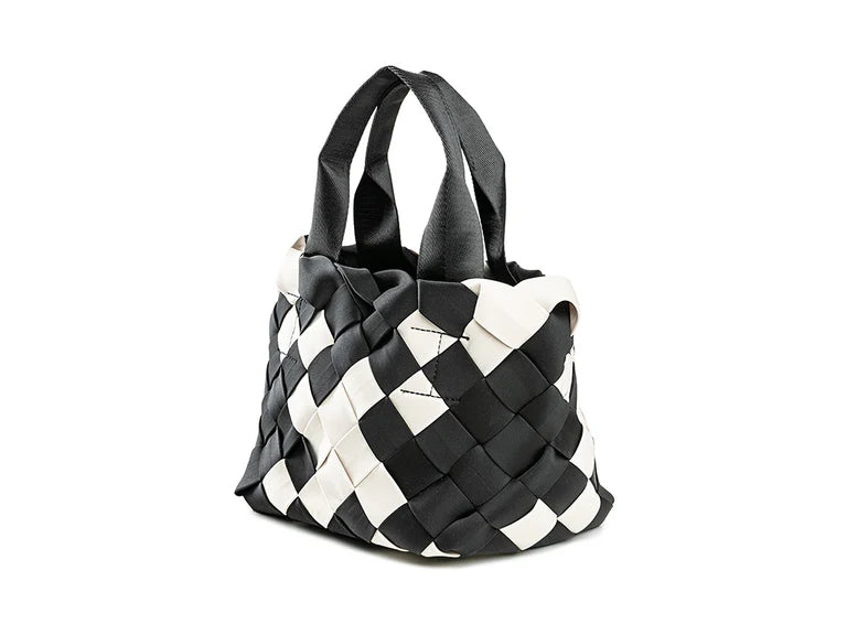 JACKIE. BOLSO DE NEOPRENO TRENZADO NEGRO Y BLANCO